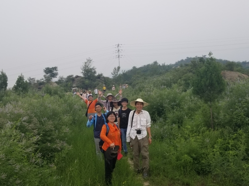 同学们穿越房山岩体