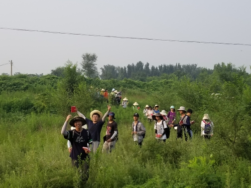 同学们沿山路前行