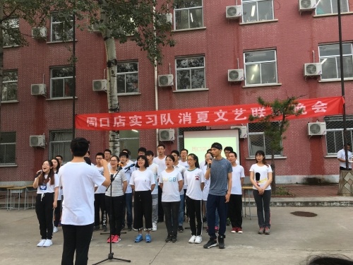 同学们为老师献唱歌曲