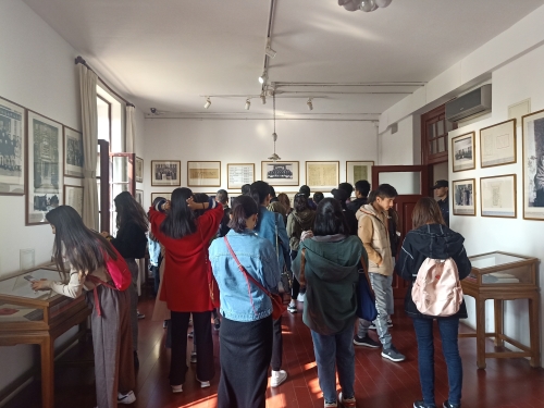 同学们参观纪念展